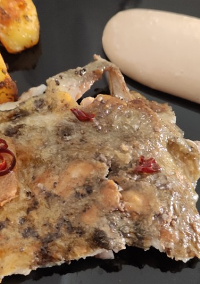 Una foto de Gallo de San Pedro a la Plancha a la Bilbaína con Patatas Gajo y Mayonesa de Soja