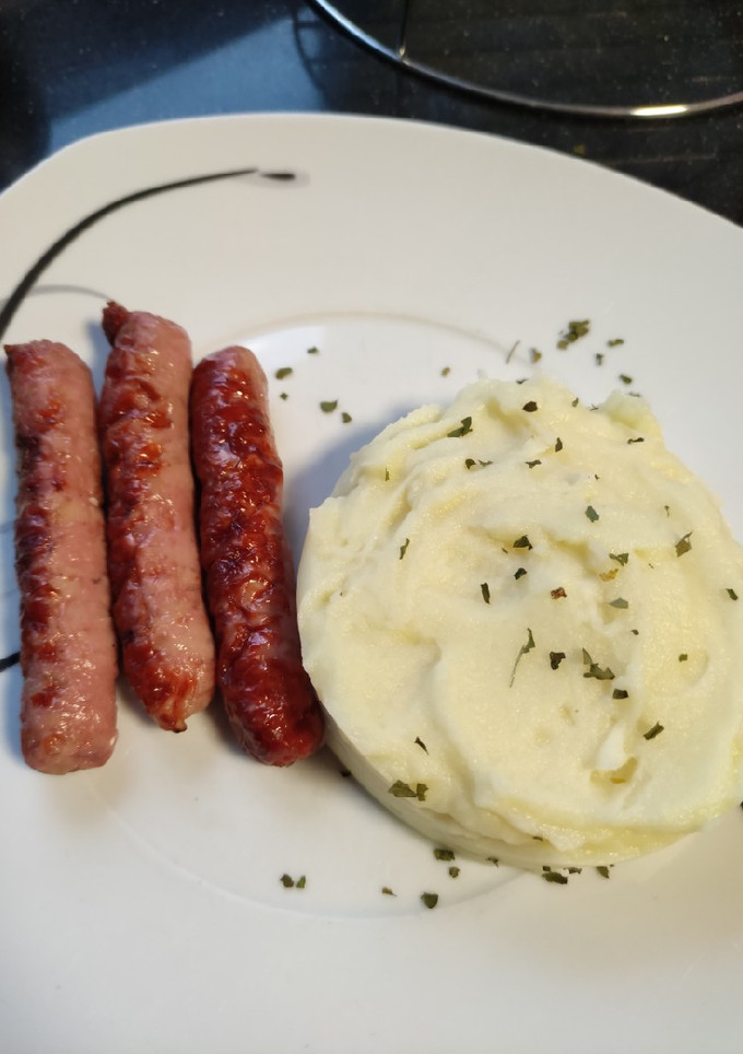 Una foto de Salchichas frescas de pollo en freidora de aire con puré de patatas