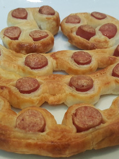 Una foto de Canapes de hojaldre de salchichas