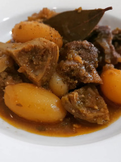 Una foto de Costillas adobadas con patata y alcachofas