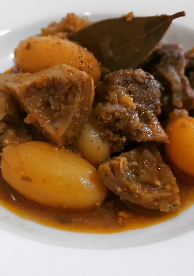 Una foto de Costillas adobadas con patata y alcachofas