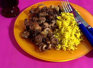 Una foto de Mis pulpitos al ajillo con arroz al vermouth