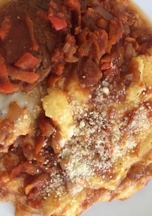 Una foto de Polenta gratinada con tuco