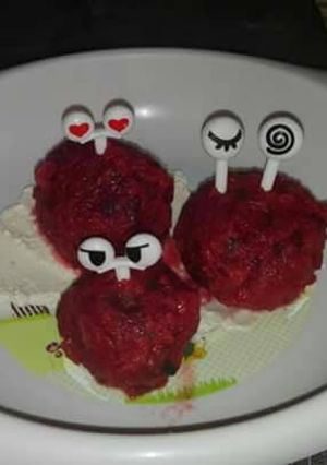 Foto di Polpette di rapa rossa su un prato di robiola