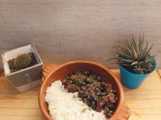 Una foto de feijoada con arroz