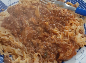 Una foto de Tallarines caseros con tuco de picada y solomillo: la especialidad de mi adorada abuela