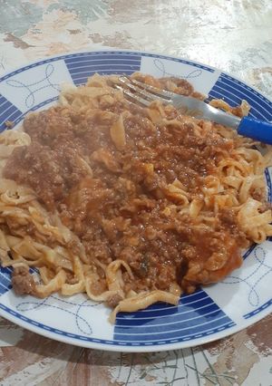 Una foto de Tallarines caseros con tuco de picada y solomillo: la especialidad de mi adorada abuela