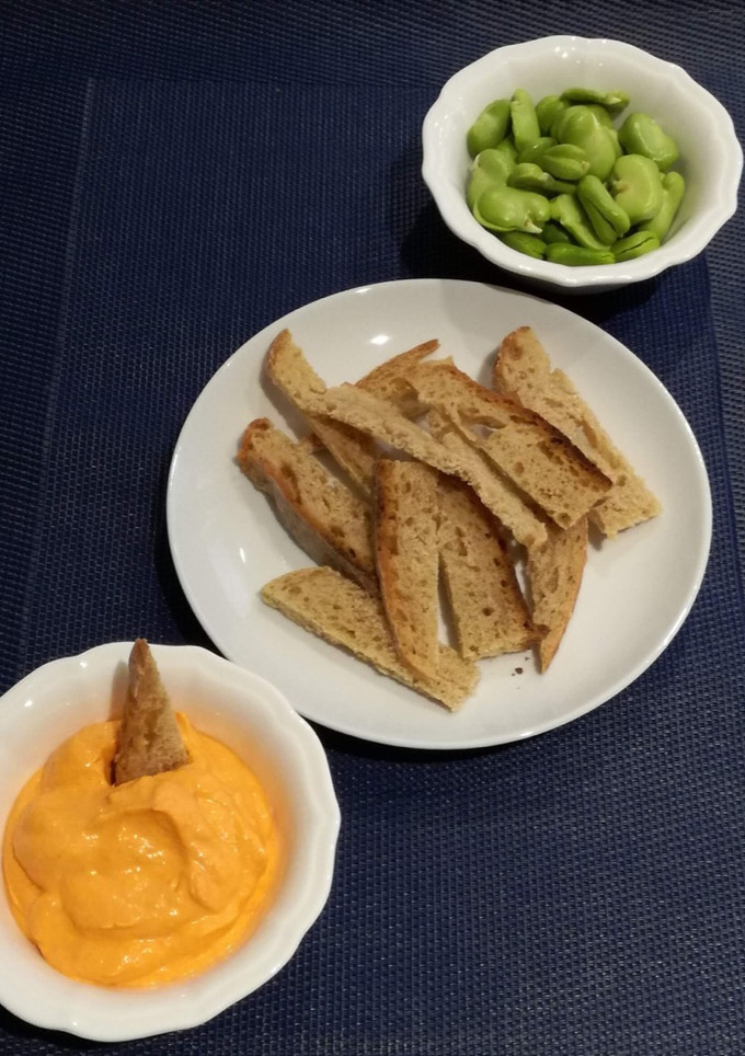 Una foto de Crema de piquillos picante y habas frescas