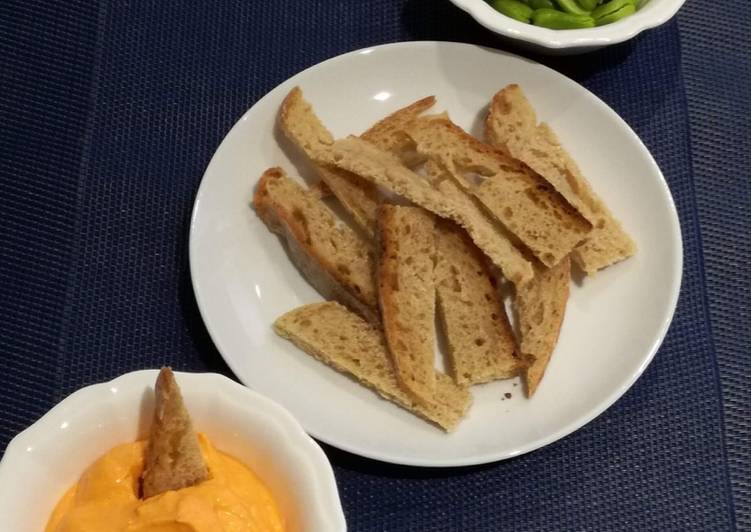 Crema de piquillos picante y habas frescas