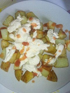 Una foto de Patatas bravas (con su piel)