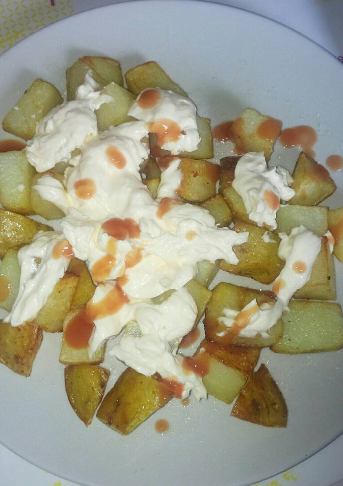 Una foto de Patatas bravas (con su piel)