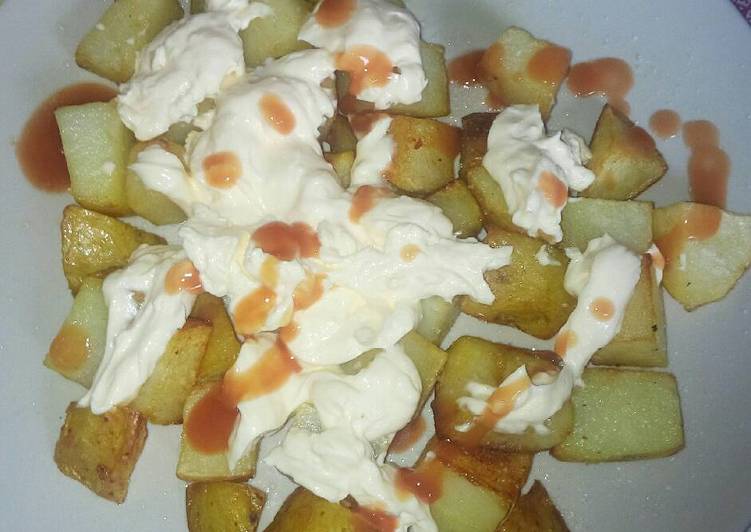 Patatas bravas (con su piel)