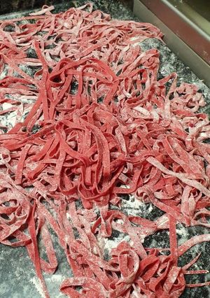 Una foto de Fideos caseros de harina integral y remolacha