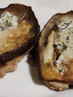 Una foto de Lomo de cerdo con berenjena y queso🥩🍆🧀