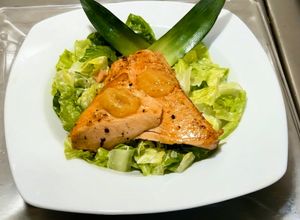 Una foto de *SALMÓN CON MANTEQUILLA DE AJO*