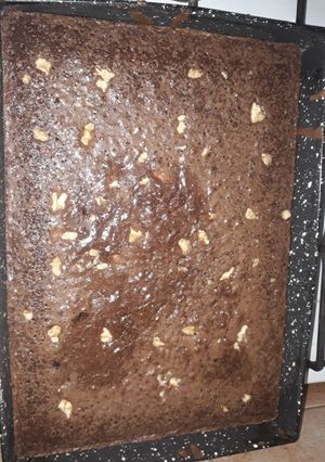 Una foto de Brownie con cacao en polvo