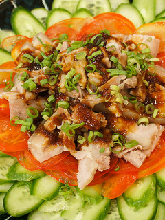 A picture of Suan Ni Bai Rou (Boiled Sliced Pork with Garlic Sauce).