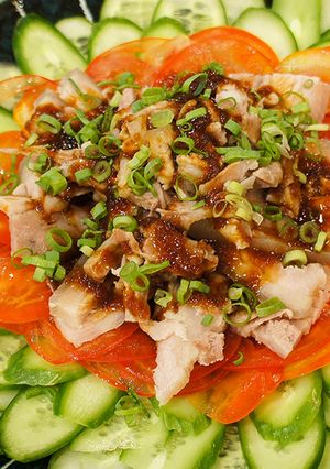 A picture of Suan Ni Bai Rou (Boiled Sliced Pork with Garlic Sauce).