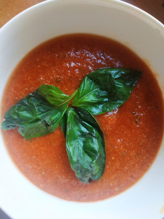 Una foto de Gazpacho de pepino y albahaca fresca