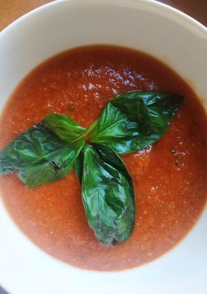 Una foto de Gazpacho de pepino y albahaca fresca