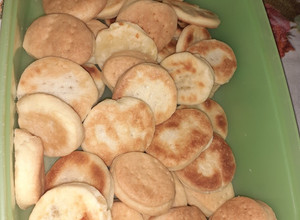 Una foto de Bizcochito de grasa con crema de leche