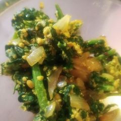 A picture of Egg with palak poriyal.