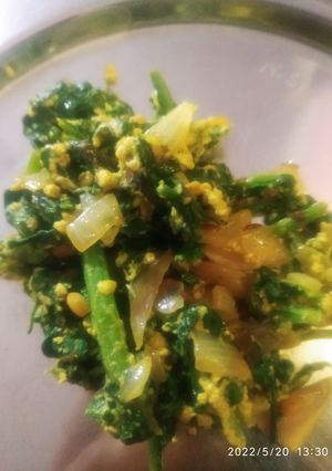 A picture of Egg with palak poriyal.