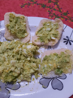 Una foto de Pastita de palta con limón y huevo