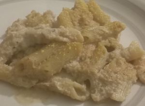Una foto de Fideos veganos con salsa de coliflor
