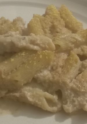 Una foto de Fideos veganos con salsa de coliflor