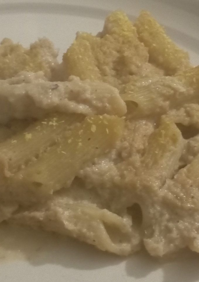 Una foto de Fideos veganos con salsa de coliflor