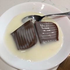 A picture of Chocolate Agar Pudding and sauce (Vla).