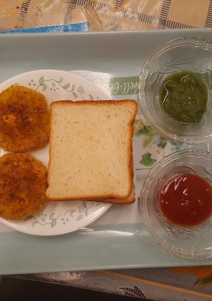 A picture of Grilled veg corn cutlet with bread butter.