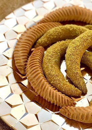A picture of Algerian Nakach Hilal Cookies.