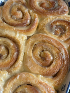 Una foto de Rollos de canela con masa madre