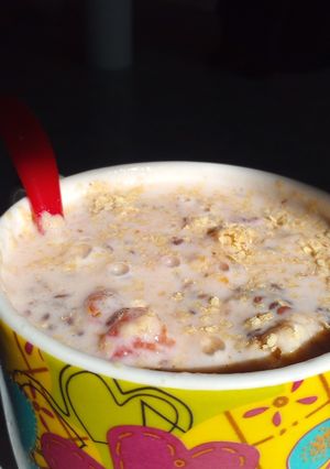 Una foto de Kéfir de leche de zapallo y frutilla especiado para el desayuno
