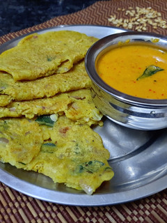 ஆனியன் வறுத்து இடித்த கோதுமை மாவு தோசை (Kothumai maavu dosai recipe in tamil) செய்முறை முக்கிய புகைப்படம்