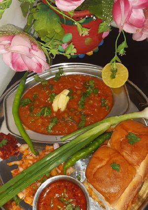 પાઉંભાજી(pav bhaji in gujarati) રેસીપી મુખ્ય ફોટો