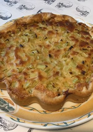 Une photo de Tarte à la rhubarbe et crème de cassis (pâte brisée épeautre lait vanille)