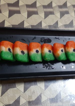 तिरंगी कोकोनट बर्फि (tiranga coconut barfi recipe in marathi) रेसिपी चे मुख्य फोटो 
