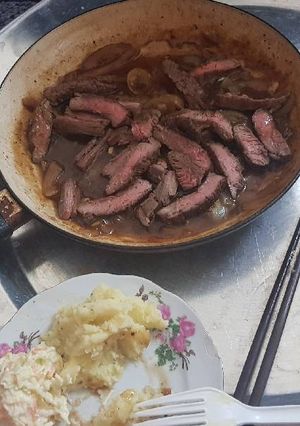 Hình của món Bò bít tết sốt tiêu đen.
