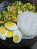 Arroz con huevos, y ensalada de palta, pimiento y manzana