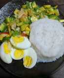 Arroz con huevos, y ensalada de palta, pimiento y manzana