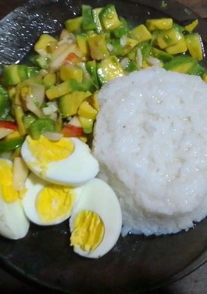 Una foto de Arroz con huevos, y ensalada de palta, pimiento y manzana