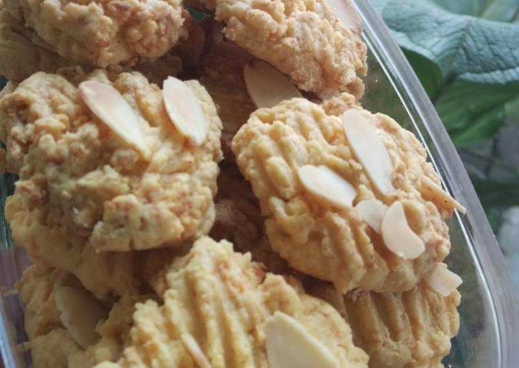 Bagaimana Menyiapkan Cheese cookies almond slice toping,.. 😉😉 yang Menggugah Selera