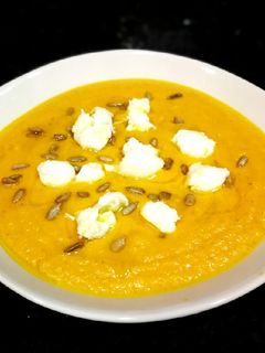 Una foto de Crema de zanahoria con mozzarella y semillas de girasol