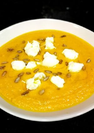 Foto principal de Crema de zanahoria con mozzarella y semillas de girasol
