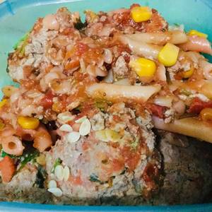 Pasta con albóndigas en salsa de tomate casera