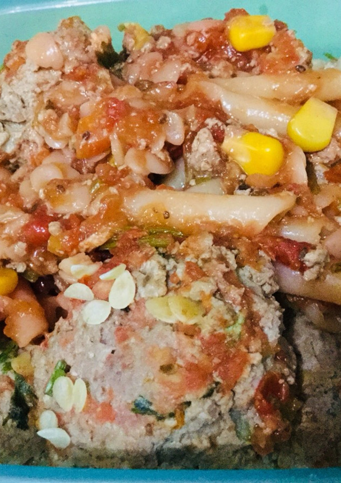 Una foto de Pasta con albóndigas en salsa de tomate casera