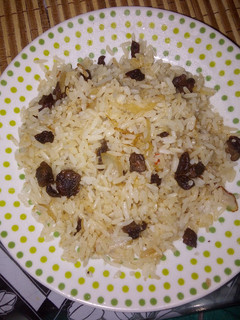 Una foto de Arroz encebollado con carne